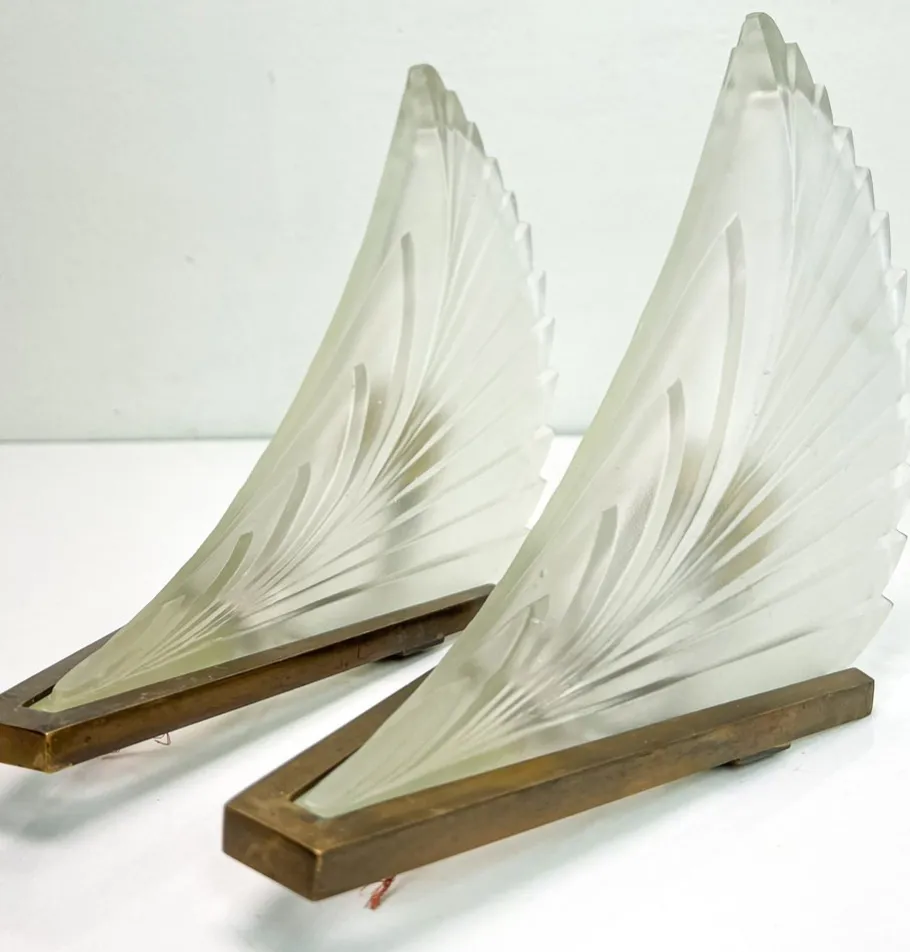 New Pamono Art Deco French Feather Shape Frosted Glass Wall Sconce, 1930s