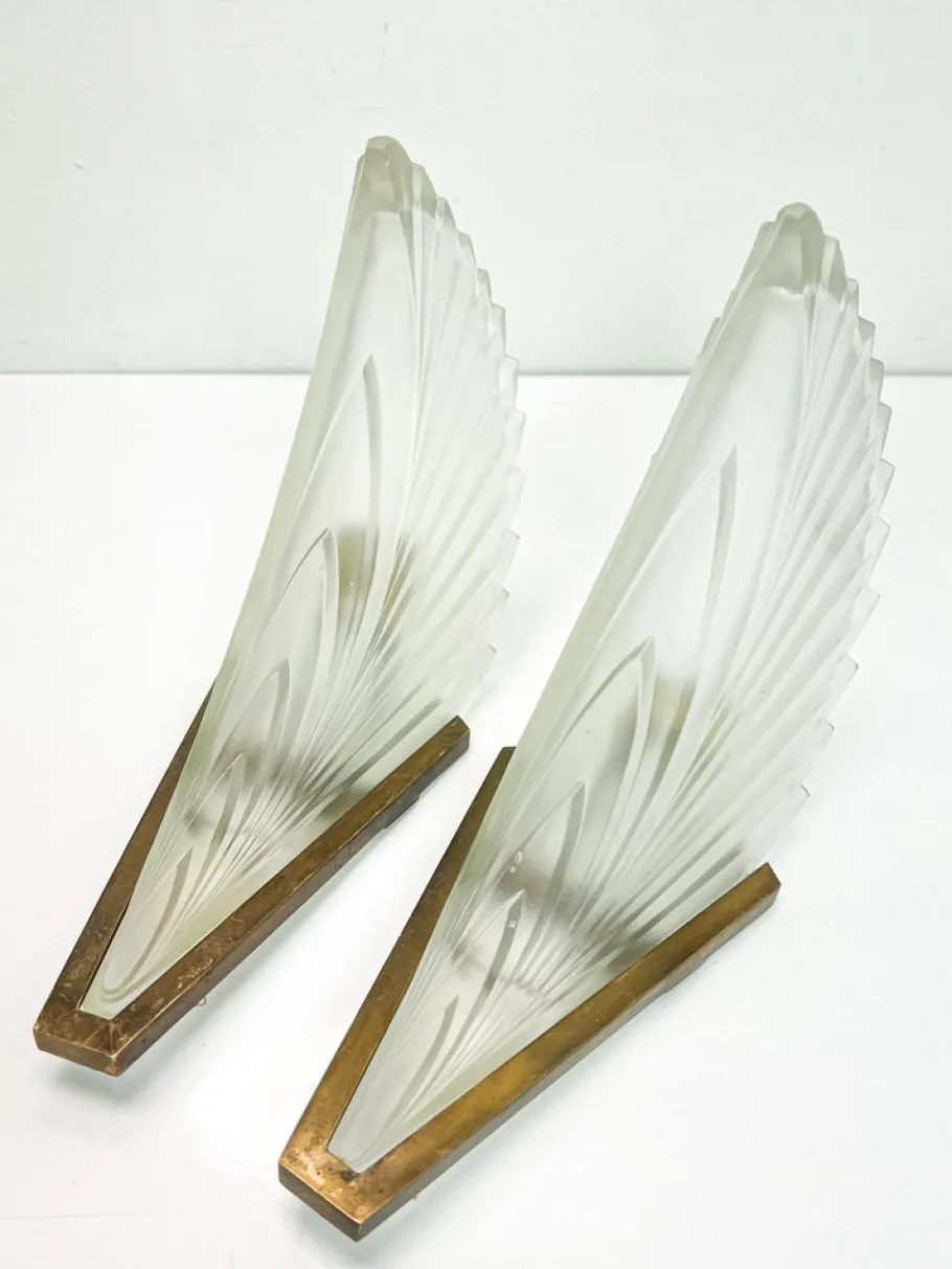 New Pamono Art Deco French Feather Shape Frosted Glass Wall Sconce, 1930s