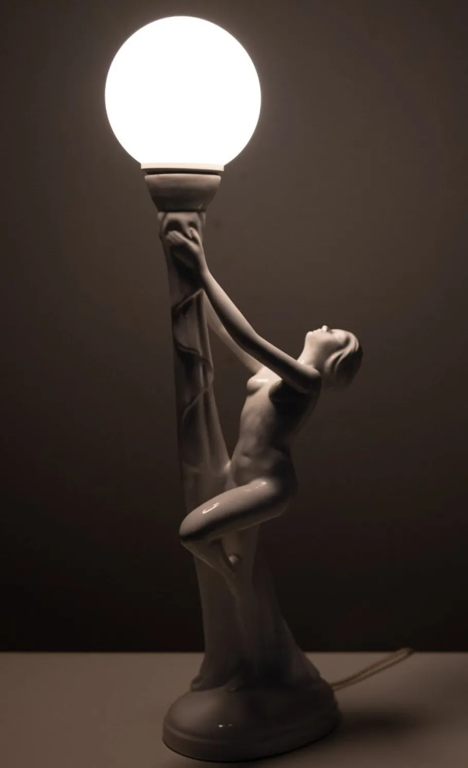 Online Pamono Art Deco Italian White Ceramic Naked Woman Lamp, 1970s