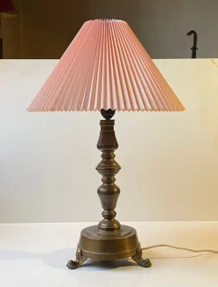 Discount Pamono Danish Bronze Lion Paw Table Lamp with Pink Shade, 1930s
