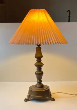 Discount Pamono Danish Bronze Lion Paw Table Lamp with Pink Shade, 1930s