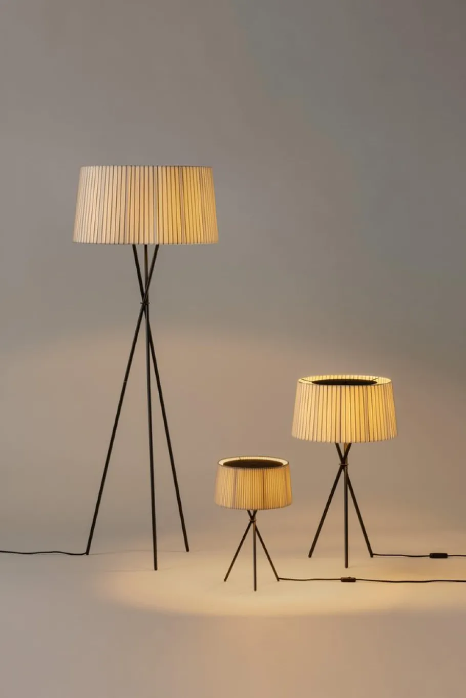 Best Pamono Diplomatic Tripod G5 Floor Lamp by Santa & Cole