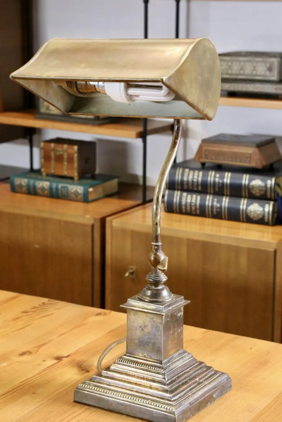 Online Pamono Early 20th Century Edwardian Brass Bankers Desk Lamp, 1900s