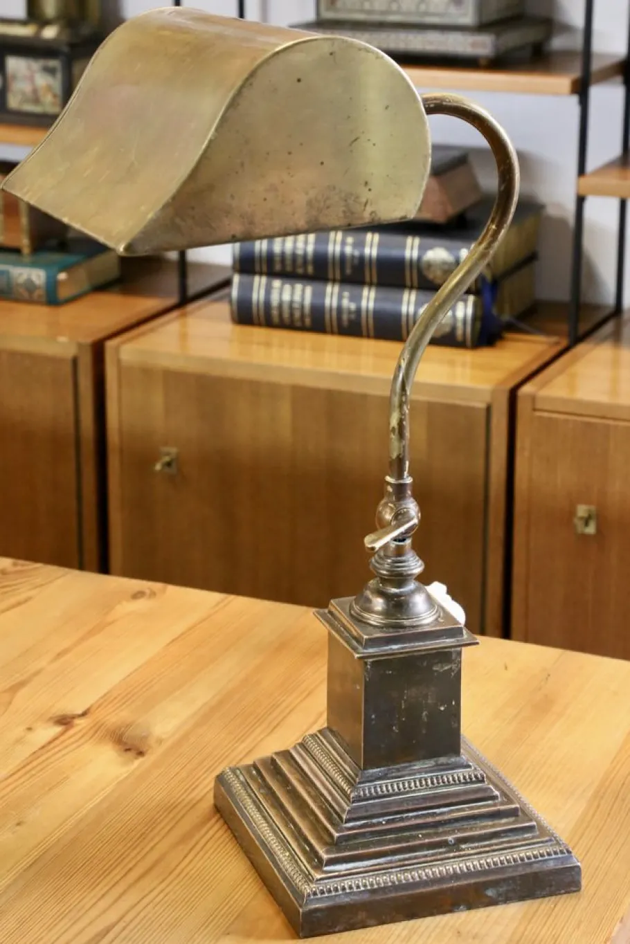 Online Pamono Early 20th Century Edwardian Brass Bankers Desk Lamp, 1900s