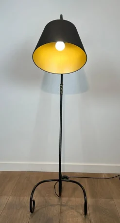 Outlet Pamono Floor Lamp in Black Lacquered Metal and Brass in the style of Jean Royère