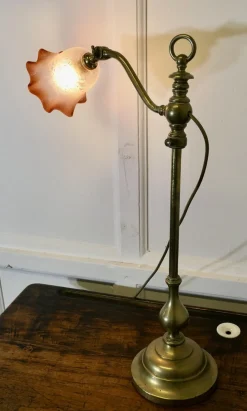 Pamono French Brass Desk/Table Lamp with Detailed Pink/Amber Glass Shade, 1890s