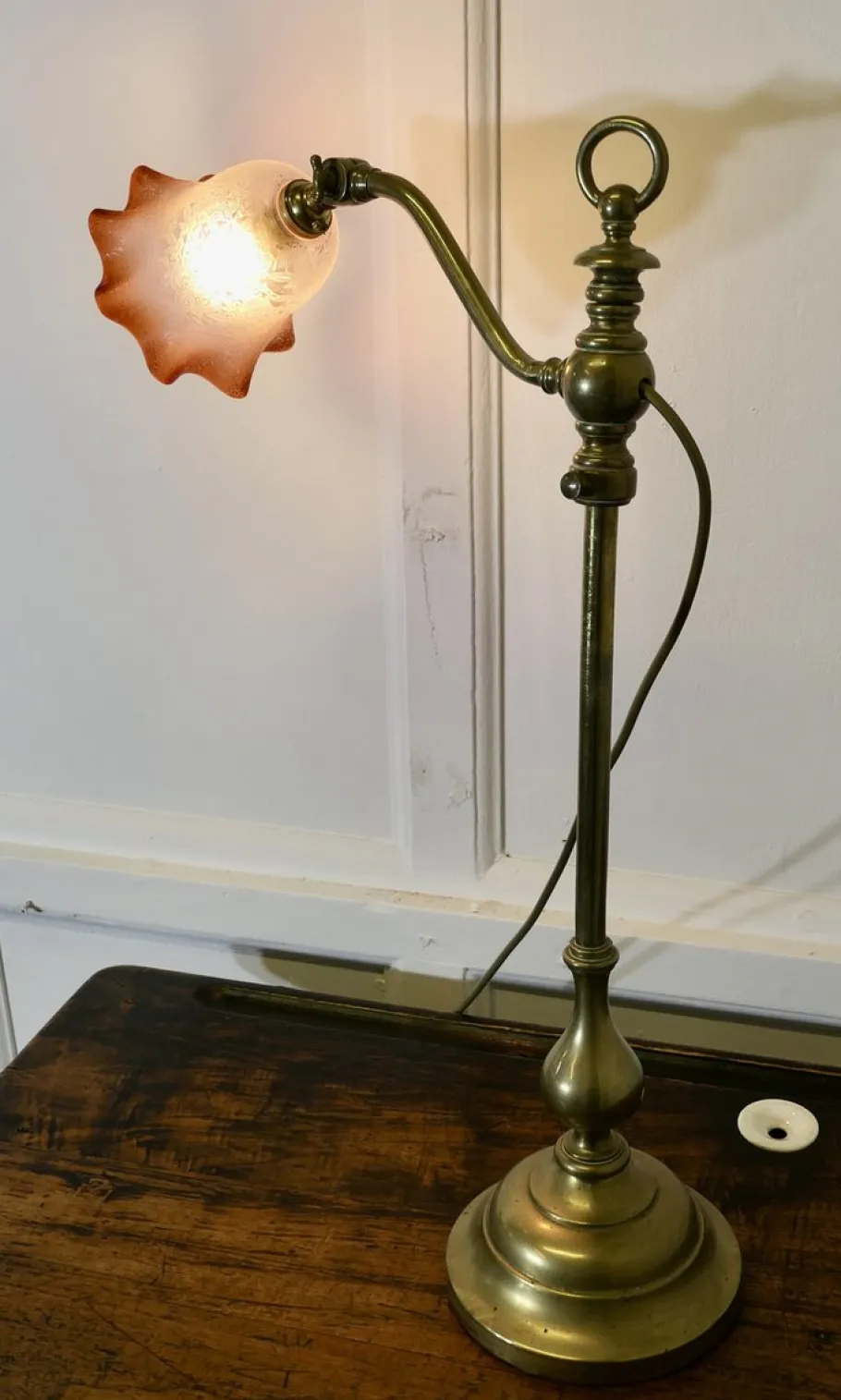Pamono French Brass Desk/Table Lamp with Detailed Pink/Amber Glass Shade, 1890s