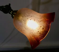 Pamono French Brass Desk/Table Lamp with Detailed Pink/Amber Glass Shade, 1890s