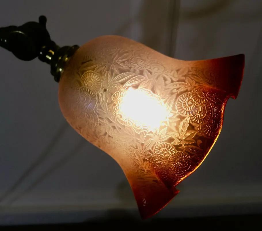 Pamono French Brass Desk/Table Lamp with Detailed Pink/Amber Glass Shade, 1890s