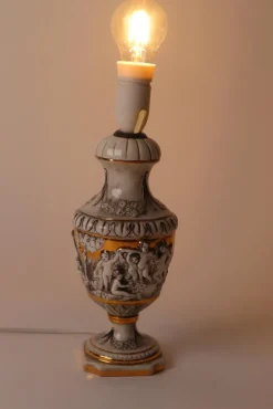 Outlet Pamono Italian Children Playing Table Lamp from Capodimonte, 1950s