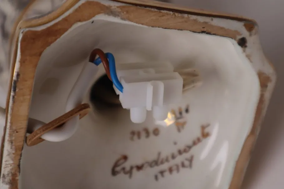 Outlet Pamono Italian Children Playing Table Lamp from Capodimonte, 1950s