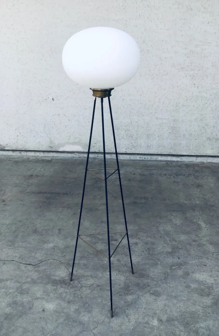 Outlet Pamono Italian Opaline Tripod Floor Lamp, 1950s