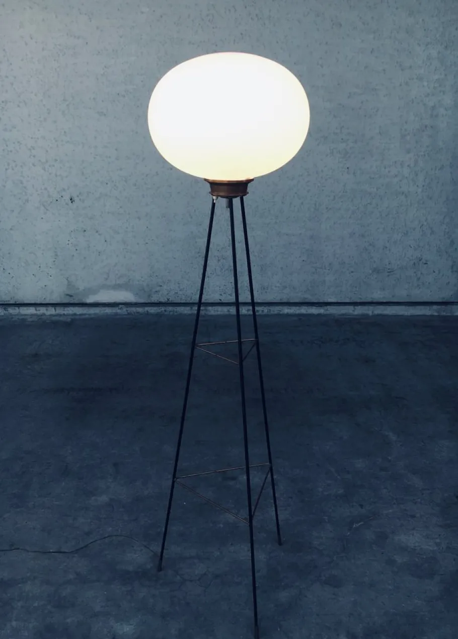 Outlet Pamono Italian Opaline Tripod Floor Lamp, 1950s