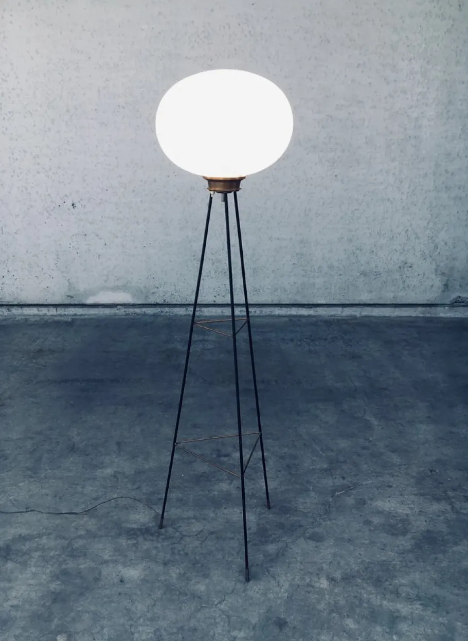 Outlet Pamono Italian Opaline Tripod Floor Lamp, 1950s