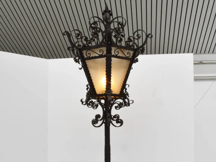 Discount Pamono Large Italian Wrought Iron Outdoor Lamppost from Mazzucotelli, Italy, 1910s