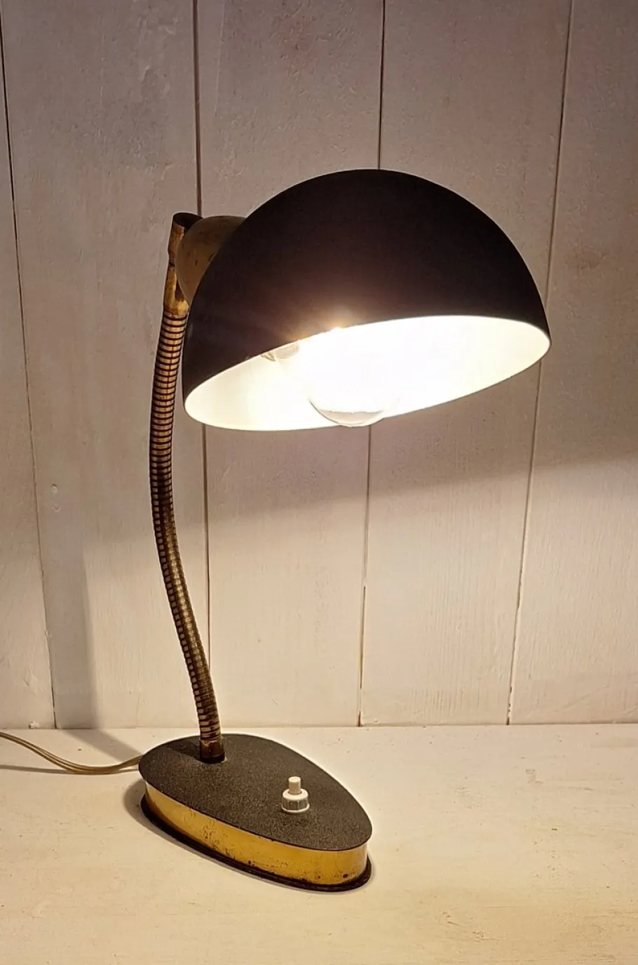 Pamono Mid-Century Adjustable Desk Lamp with Brass Flex Arm and Black Lacquered Metal Reflector, 1960s