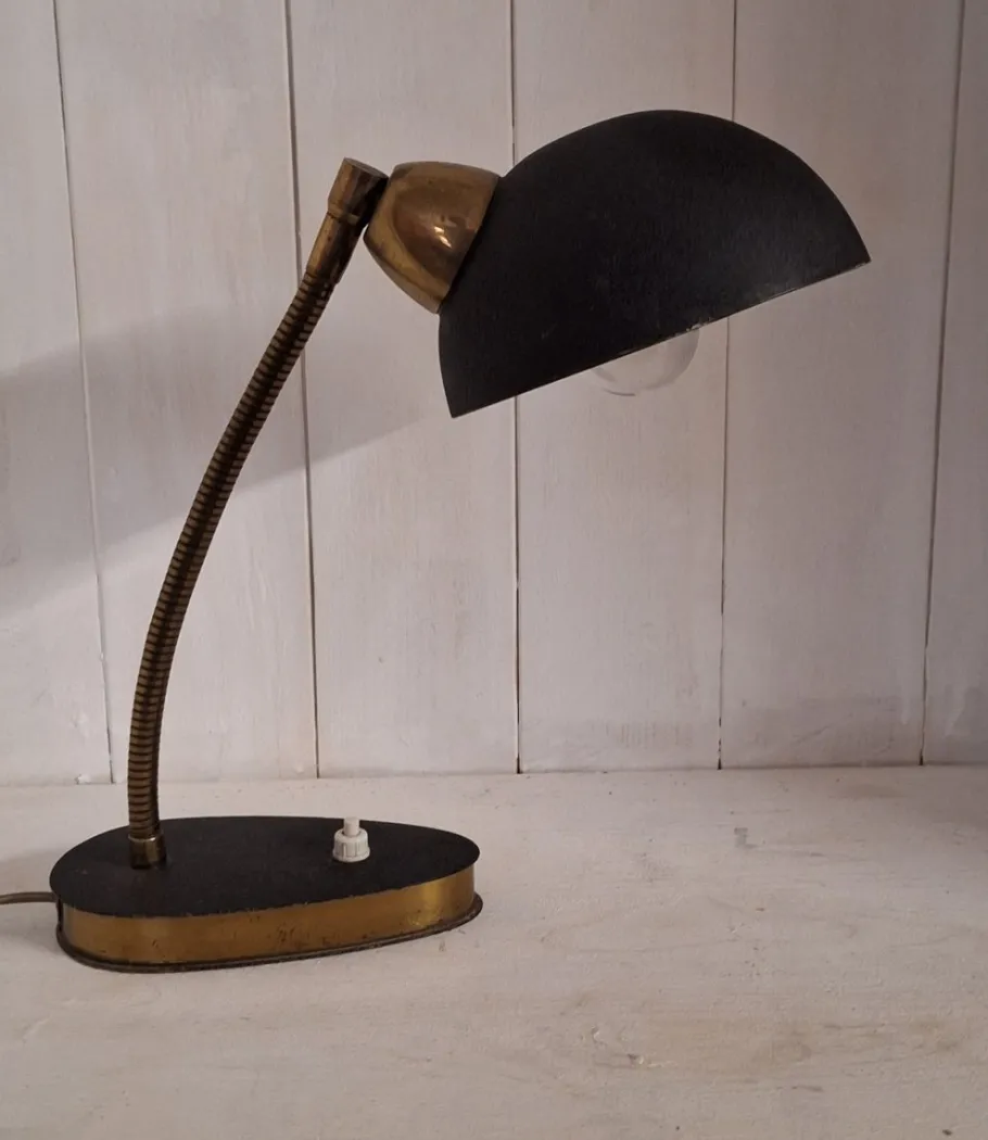 Pamono Mid-Century Adjustable Desk Lamp with Brass Flex Arm and Black Lacquered Metal Reflector, 1960s
