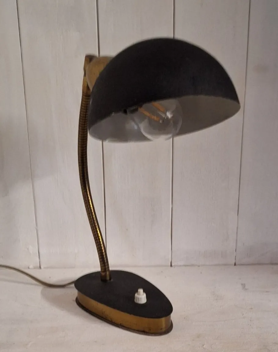 Pamono Mid-Century Adjustable Desk Lamp with Brass Flex Arm and Black Lacquered Metal Reflector, 1960s