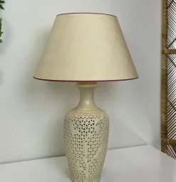 Sale Pamono Mid-Century Modern Chinese Reticulated Porcelain Table Lamp, 1960s