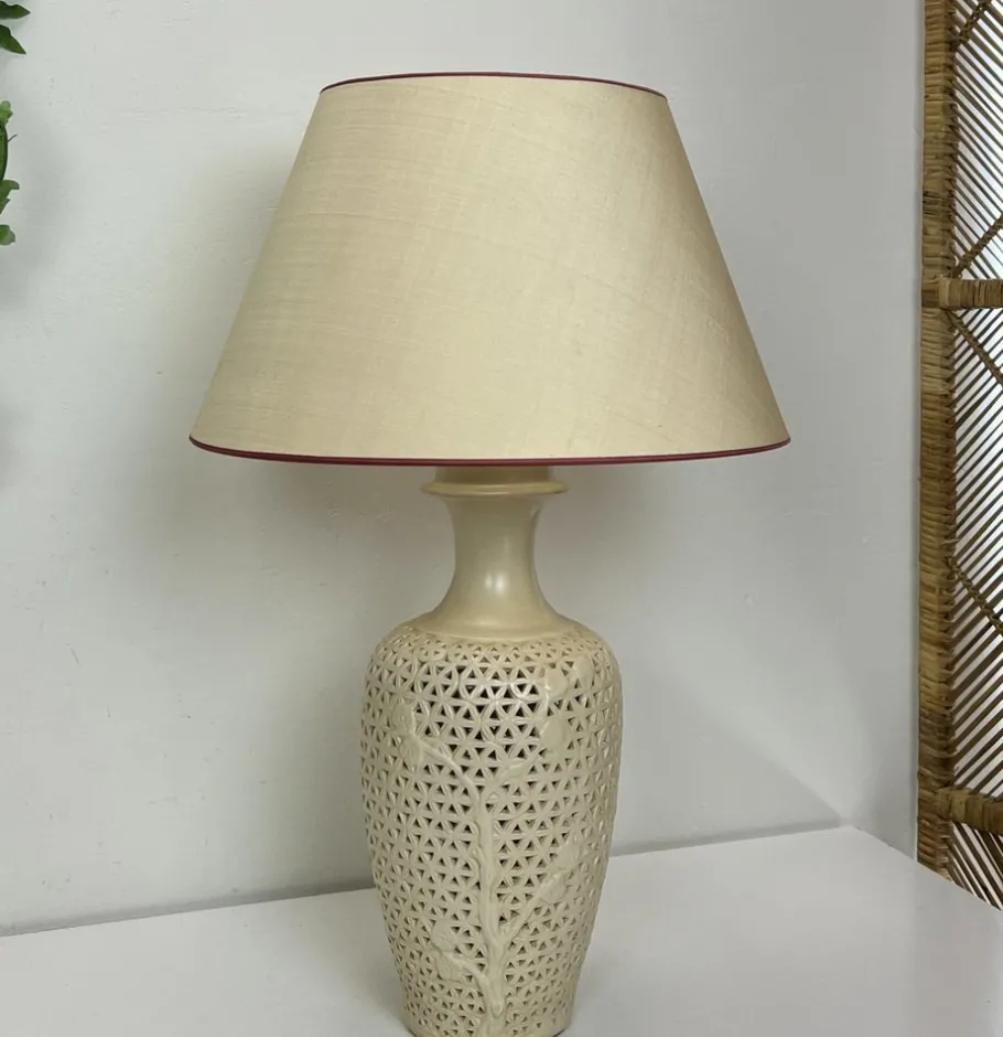 Sale Pamono Mid-Century Modern Chinese Reticulated Porcelain Table Lamp, 1960s