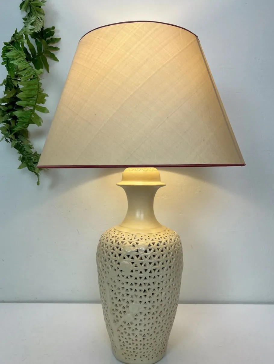 Sale Pamono Mid-Century Modern Chinese Reticulated Porcelain Table Lamp, 1960s