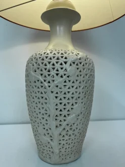 Sale Pamono Mid-Century Modern Chinese Reticulated Porcelain Table Lamp, 1960s