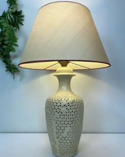 Sale Pamono Mid-Century Modern Chinese Reticulated Porcelain Table Lamp, 1960s
