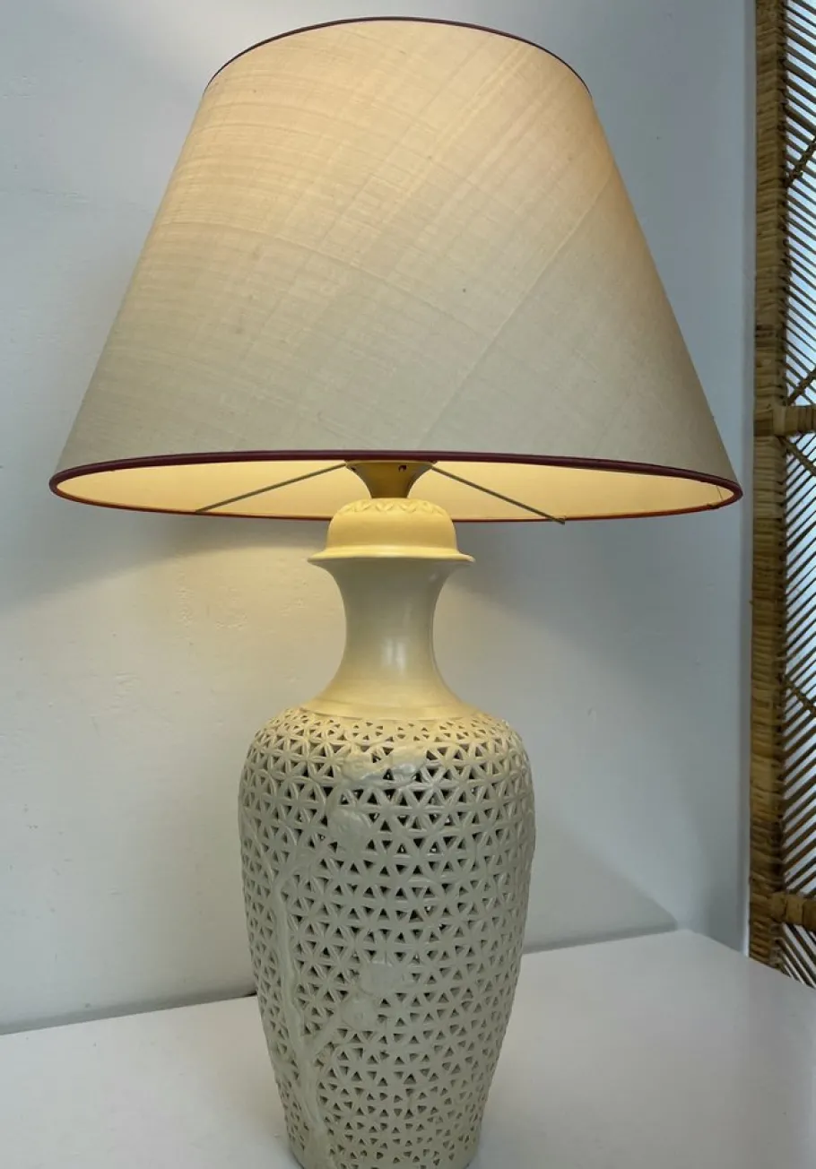 Sale Pamono Mid-Century Modern Chinese Reticulated Porcelain Table Lamp, 1960s