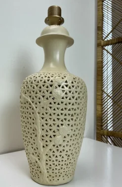 Sale Pamono Mid-Century Modern Chinese Reticulated Porcelain Table Lamp, 1960s