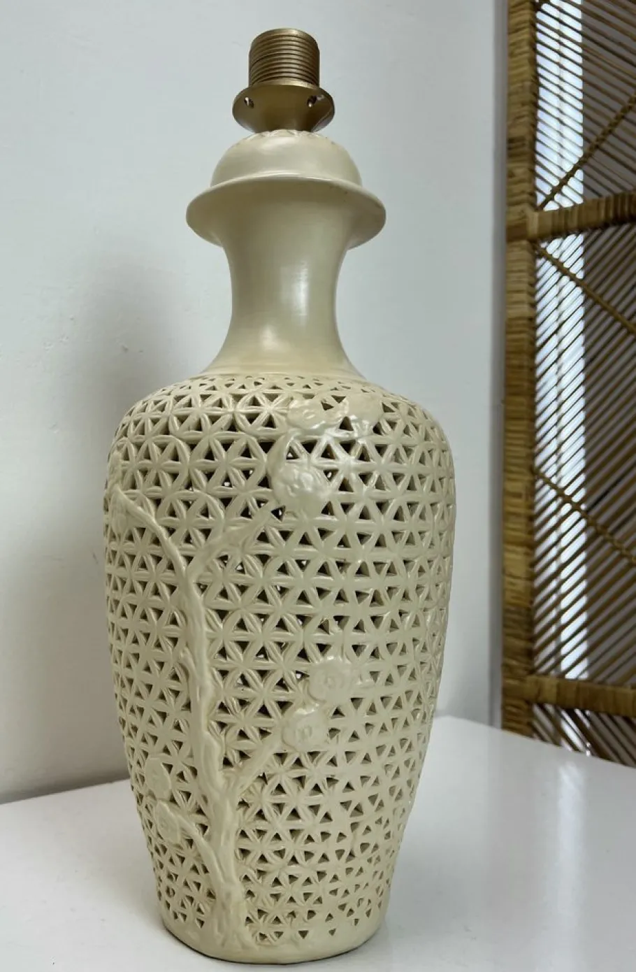 Sale Pamono Mid-Century Modern Chinese Reticulated Porcelain Table Lamp, 1960s