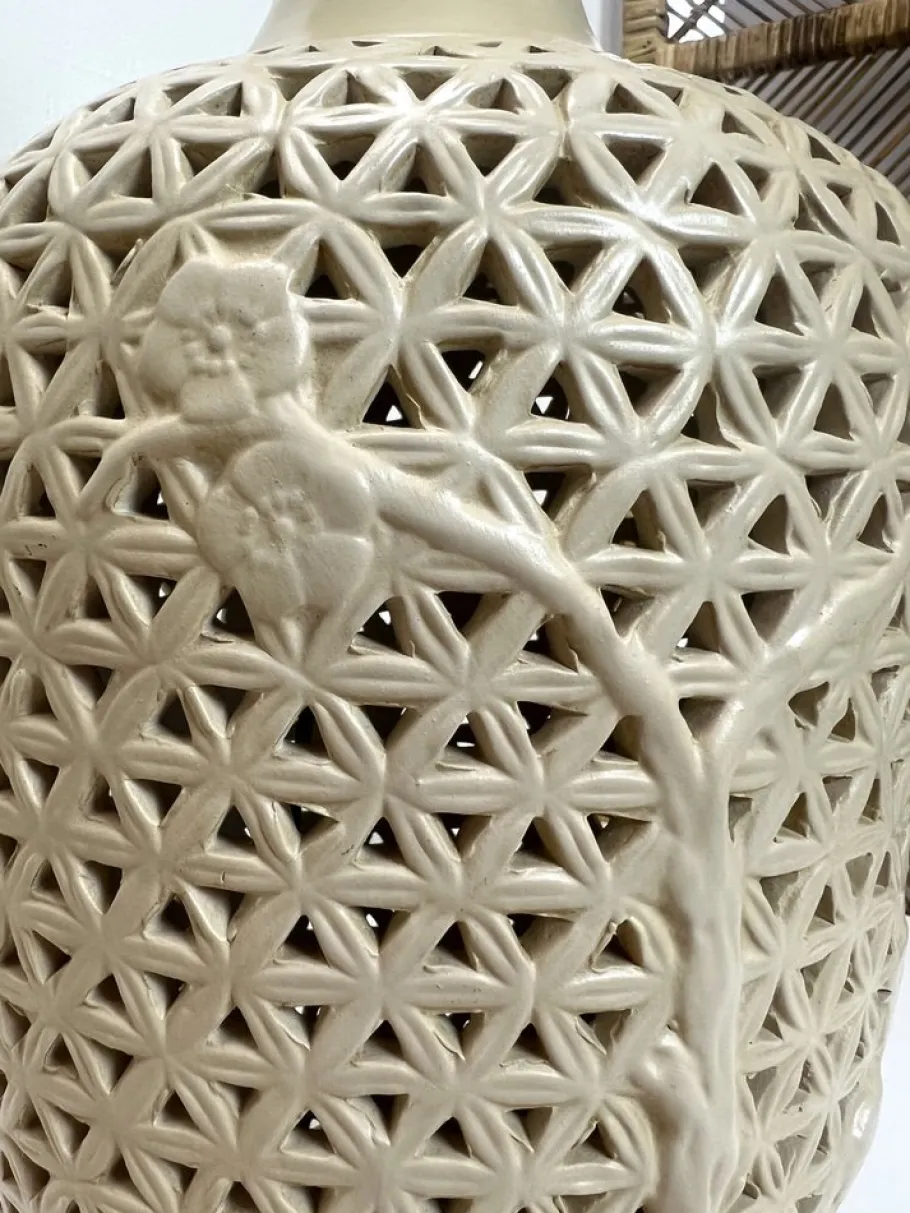 Sale Pamono Mid-Century Modern Chinese Reticulated Porcelain Table Lamp, 1960s