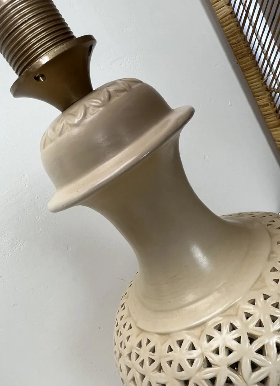 Sale Pamono Mid-Century Modern Chinese Reticulated Porcelain Table Lamp, 1960s