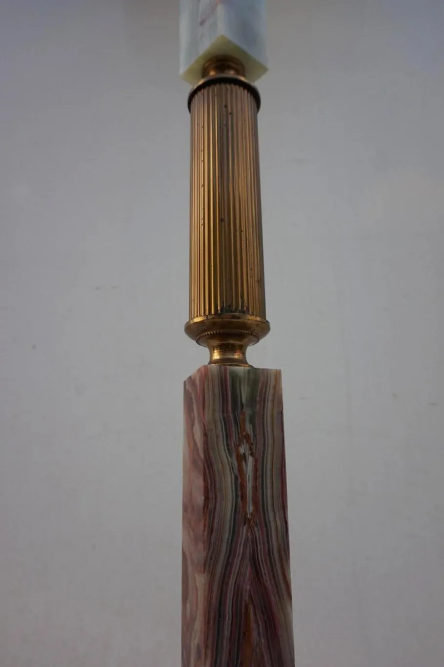 Pamono Mid-Century Modern Hollywood Regency Onyx Marble and Gilt Floor Lamp, 1960s