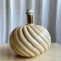 Discount Pamono Mid-Century Modern Italian Glazed Beige Ceramic Swirl Table Lamp by Tomasso Barbi, 1970s