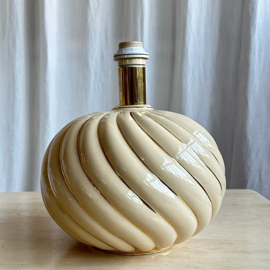 Discount Pamono Mid-Century Modern Italian Glazed Beige Ceramic Swirl Table Lamp by Tomasso Barbi, 1970s