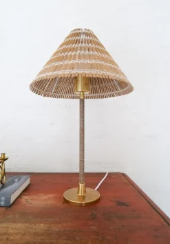 Pamono Mid-Century Modern Table Lamp in Brass and Rattan, 1960s