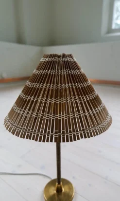 Pamono Mid-Century Modern Table Lamp in Brass and Rattan, 1960s
