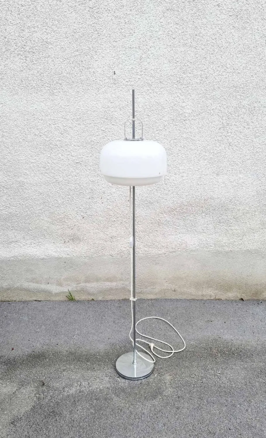 Sale Pamono Mid-Century White Medusa Floor Lamp by Luigi Massoni for Guzzini, Italy, 1970s