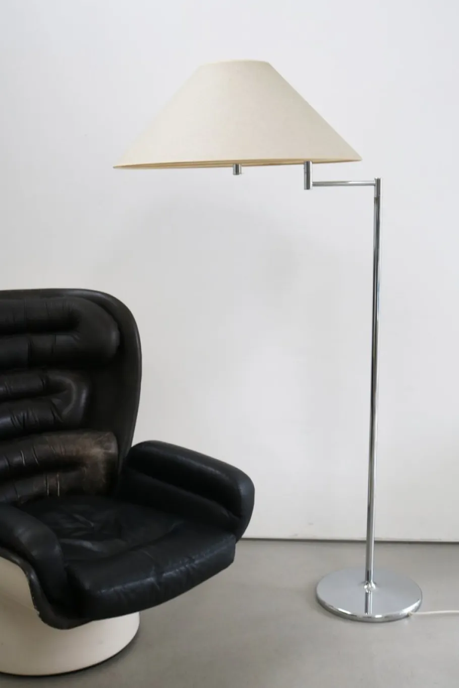 Outlet Pamono Minimalist Swivel Arm Floor Lamp from Staff, 1970s