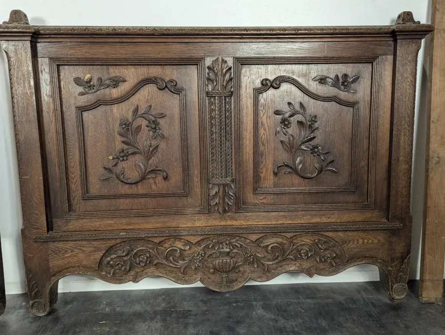 Sale Pamono Norman Bed in Richly Carved Oak