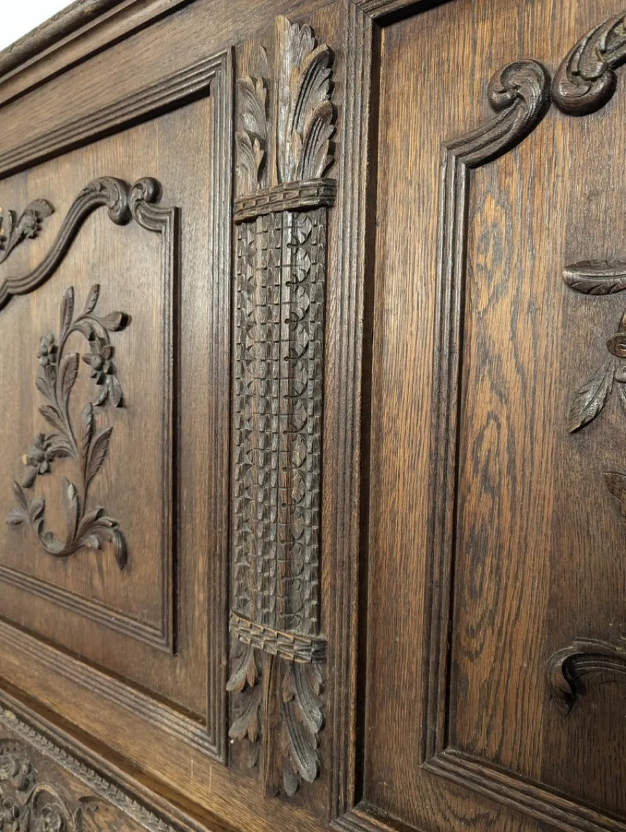 Sale Pamono Norman Bed in Richly Carved Oak