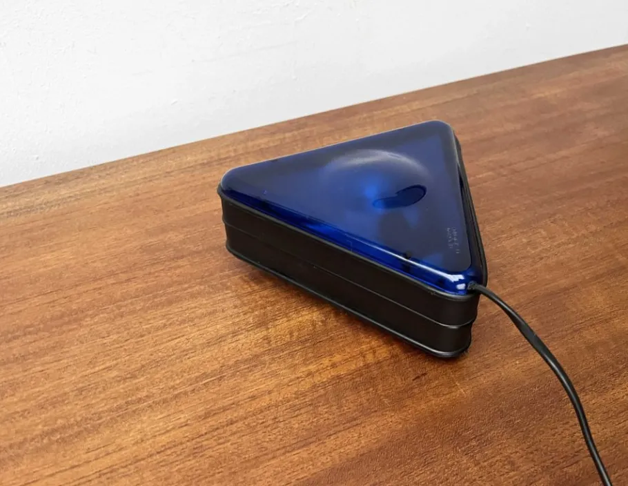 Sale Pamono Postmodern Italian Triangular Table Lamp by Daniels Design for Ottika, 1980s