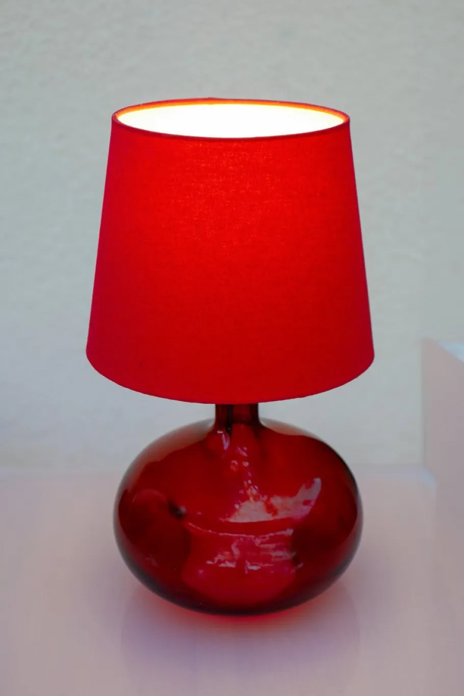 Discount Pamono Scandinavian Pop Art Red Glass Table Lamp by Anne Nilsson for Ikea