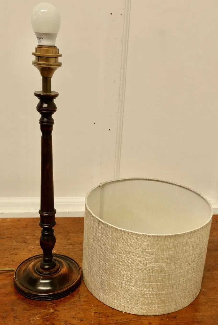 Best Pamono Tall Turned Dark Wood Table Lamp, 1920s