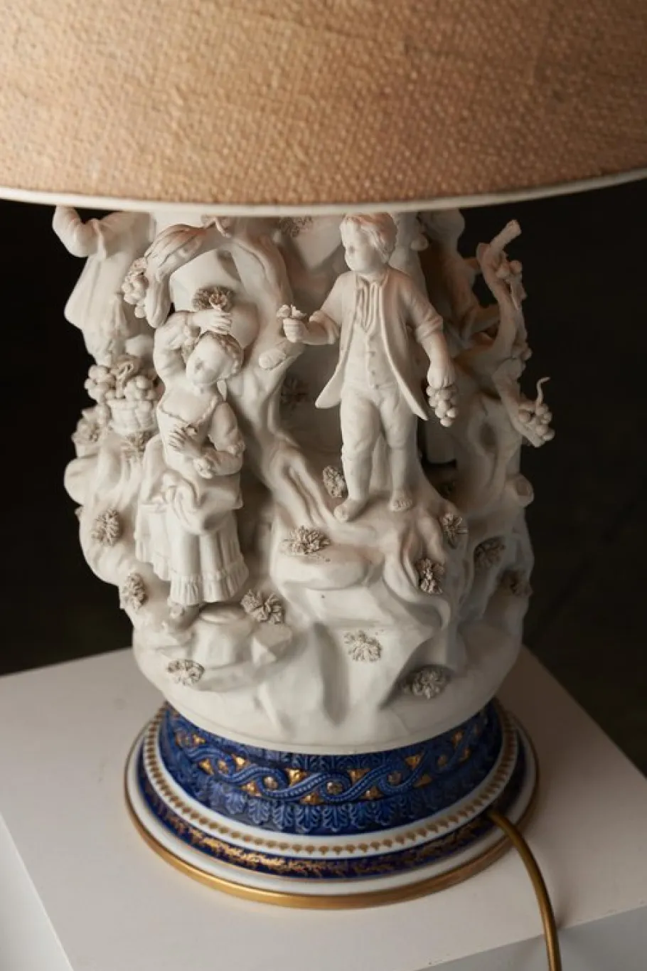 Online Pamono 20th-Century Mangani Porcelain Table Lamp with Sculpted Figurines, Italy