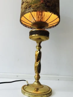 Outlet Pamono Victorian Style Brass Table Lamp with Lampshade in Romantic Love Scene, 1930s