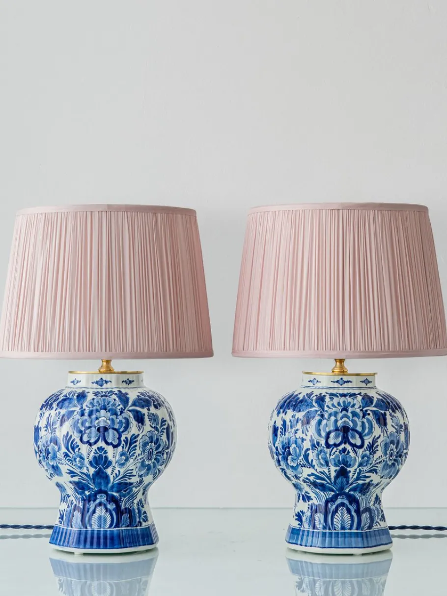 Pamono Vintage Blue and White Ceramic Table Lamps with New Pink Silk Lampshades from Royal Delft, 1980s, Set of 2