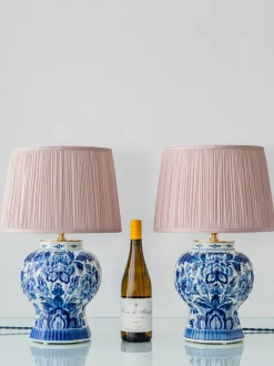 Pamono Vintage Blue and White Ceramic Table Lamps with New Pink Silk Lampshades from Royal Delft, 1980s, Set of 2