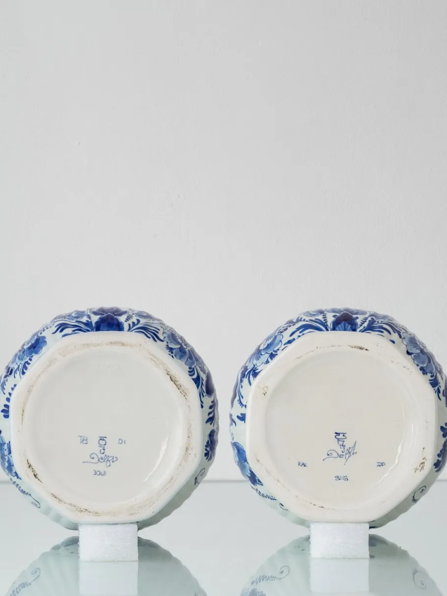 Pamono Vintage Blue and White Ceramic Table Lamps with New Pink Silk Lampshades from Royal Delft, 1980s, Set of 2