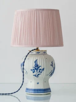 Pamono Vintage Blue and White Ceramic Table Lamps with New Pink Silk Lampshades from Royal Delft, 1980s, Set of 2